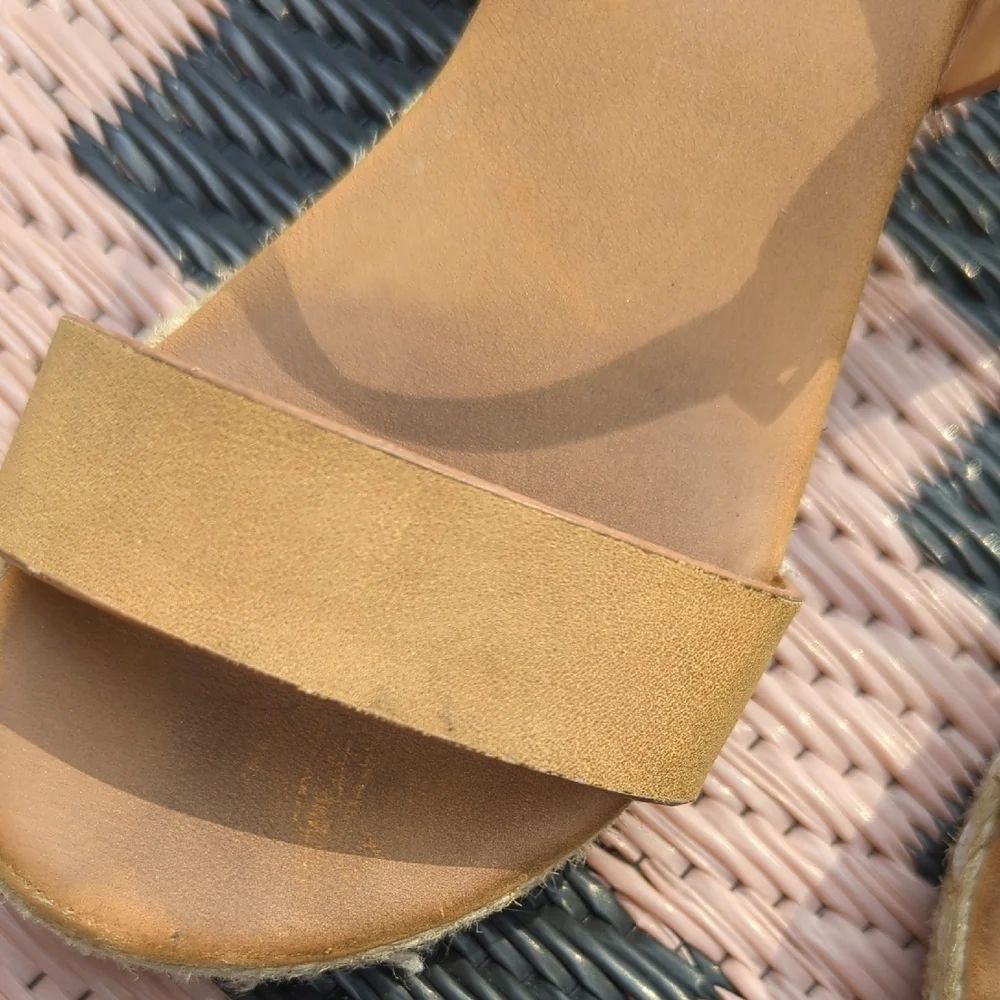 Girls Tan Sandals Woven Platform Bottoms Size 8
